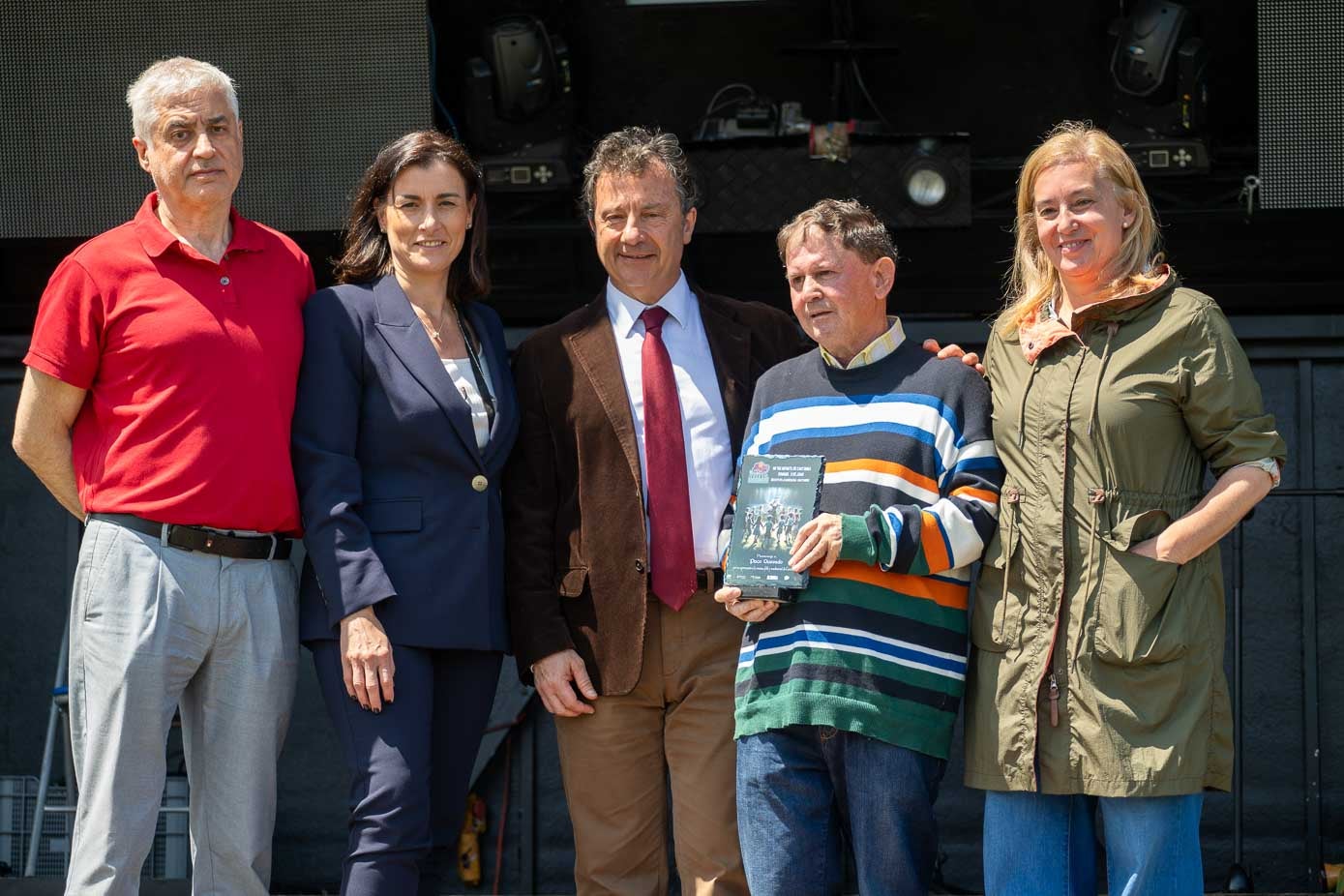 Marín Sánchez González, presidente de Adic; Gema Igual, alcaldesa de Santander, Pablo Palencia, consejero de Gandería; Paco Quevedo, homenajeado hoy en el Día Infantil de Cantabria, y María José González Revuelta, presidenta del Parlamento