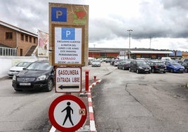 Un cartel colocado alerta de esta medida disuasoria desde hace unos días, a la entrada de esta gran superficie de Torrelavega. luis palomeque