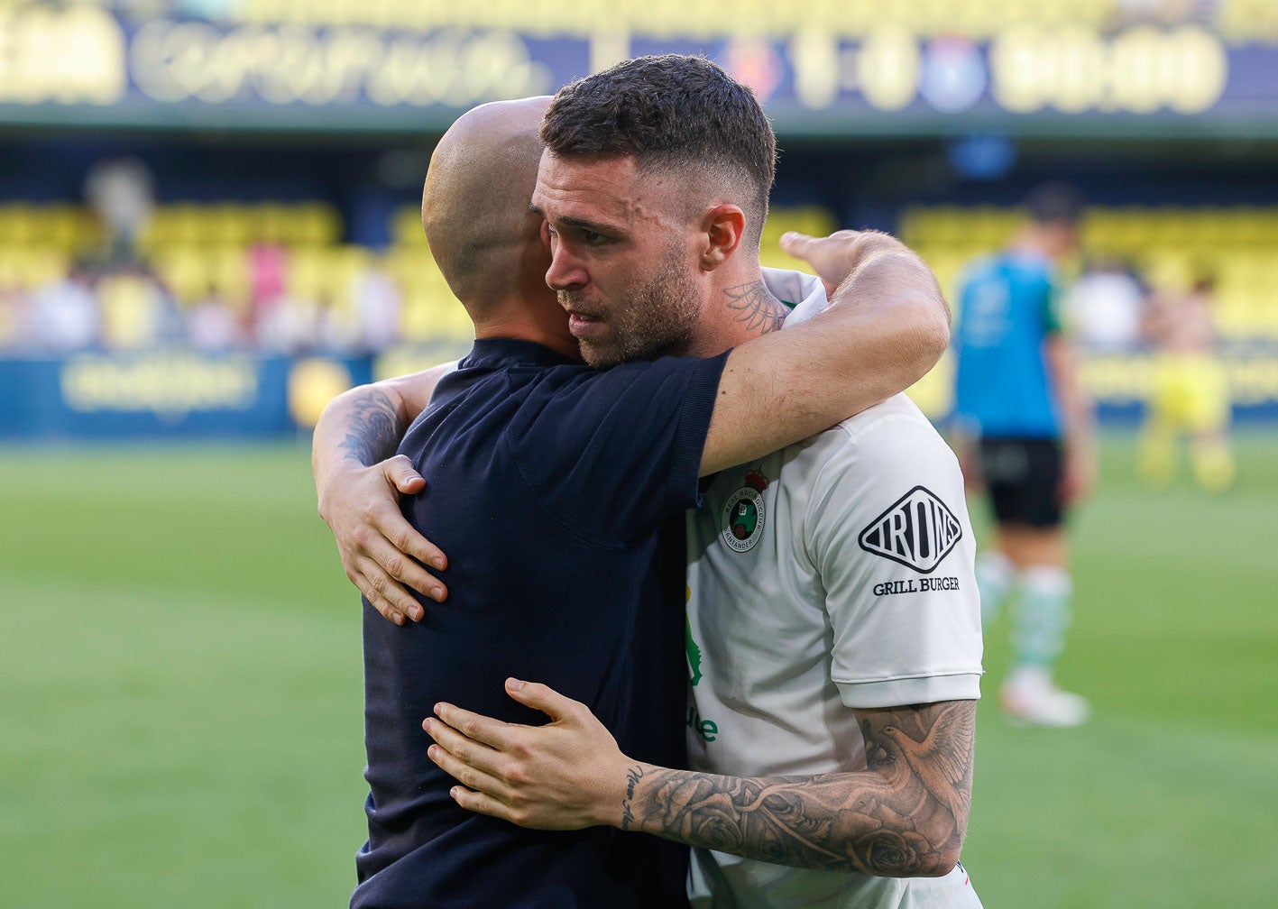 El técnico consuela a Manu Hernando.