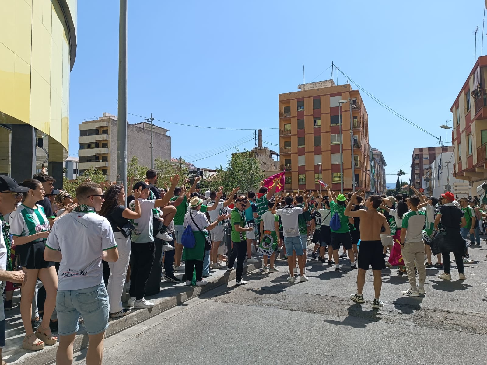 La afición, a la espera del equipo.