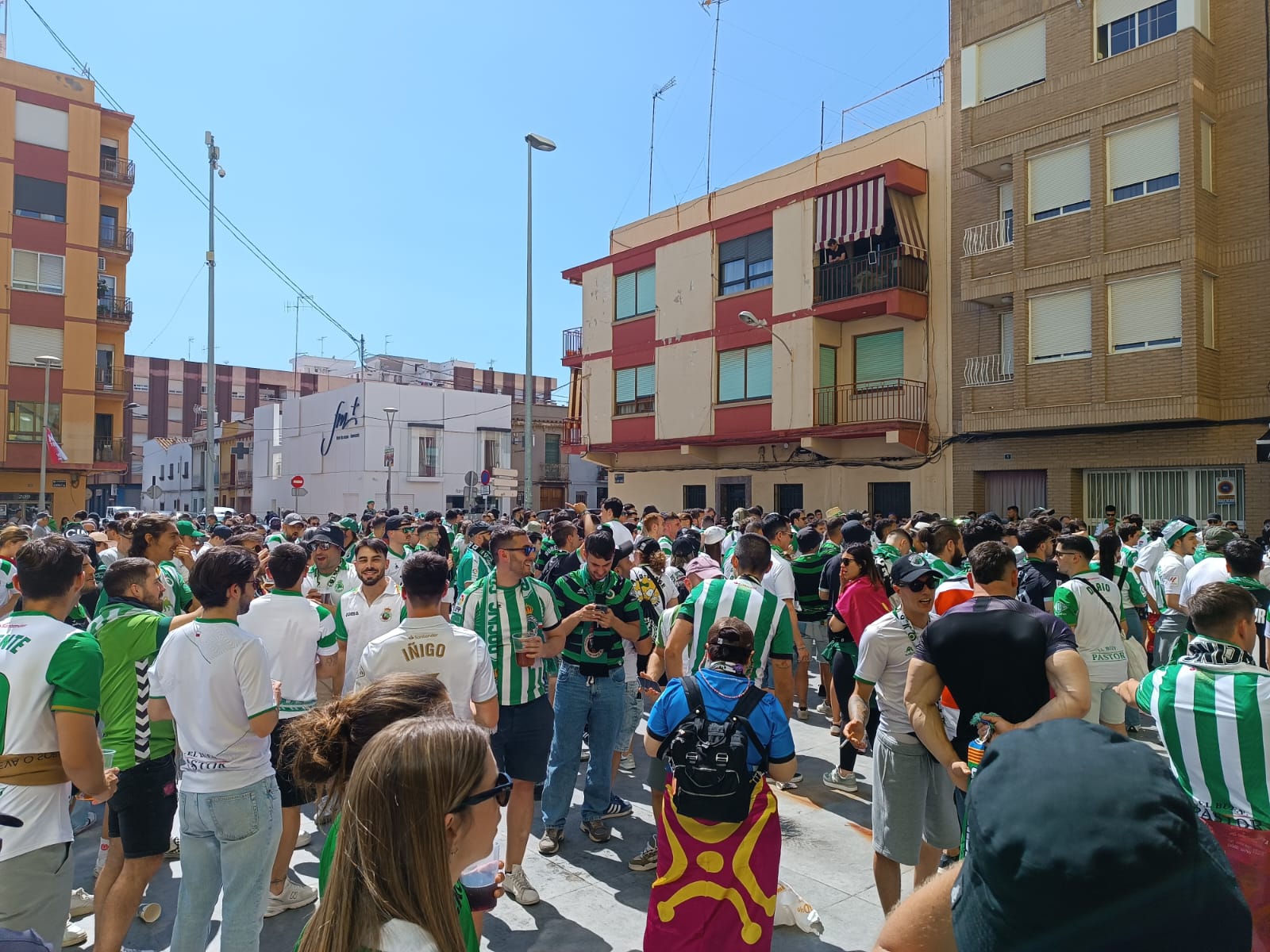 Ambiente en los alrededores de La Cerámica a dos horas para el partido.