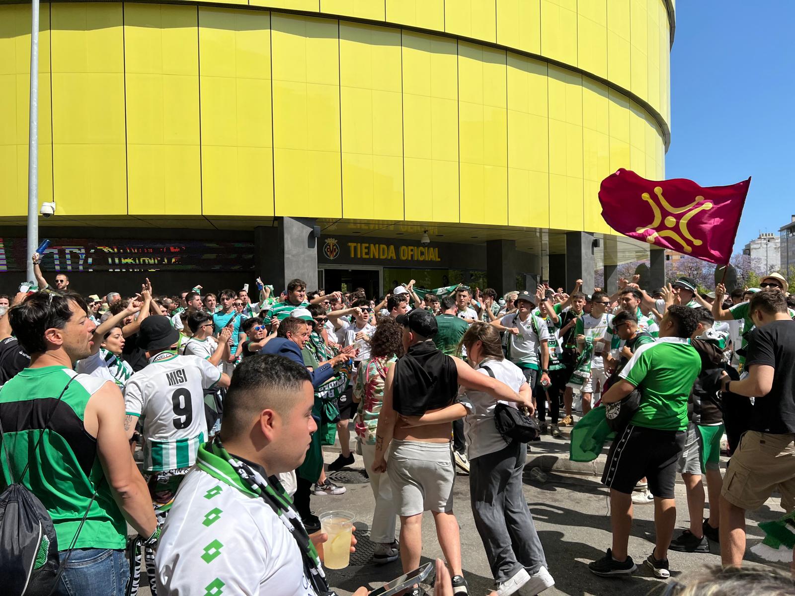 Los aficionados espera a las puertas de La Cerámica