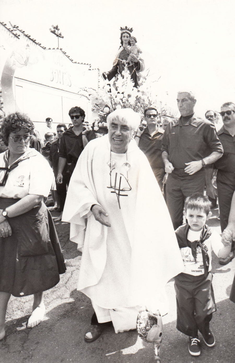 Con los vecinos y la Virgen del Carmen en procesión. 