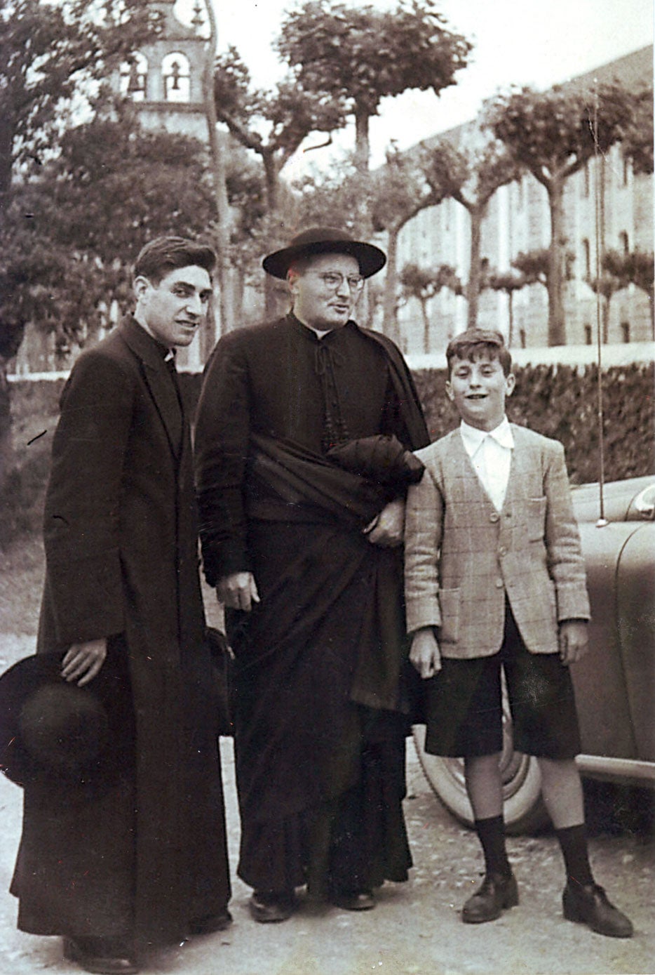 El día que se ordenó sacerdote, junto a Feliciano Calvo ('Curanono') y un joven Paco Tagle.