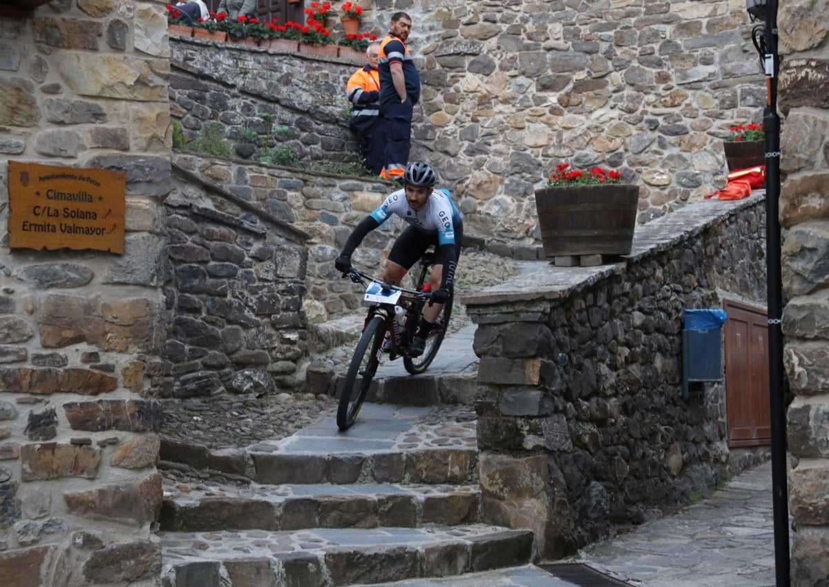 Imagen secundaria 1 - Juncal Díaz, camino de meta en la Maratón BTT Valle de Liébana, e Imanol Díaz-Mesones y Miguel Rodríguez, por las calles de Potes durante el Sprint Urbano