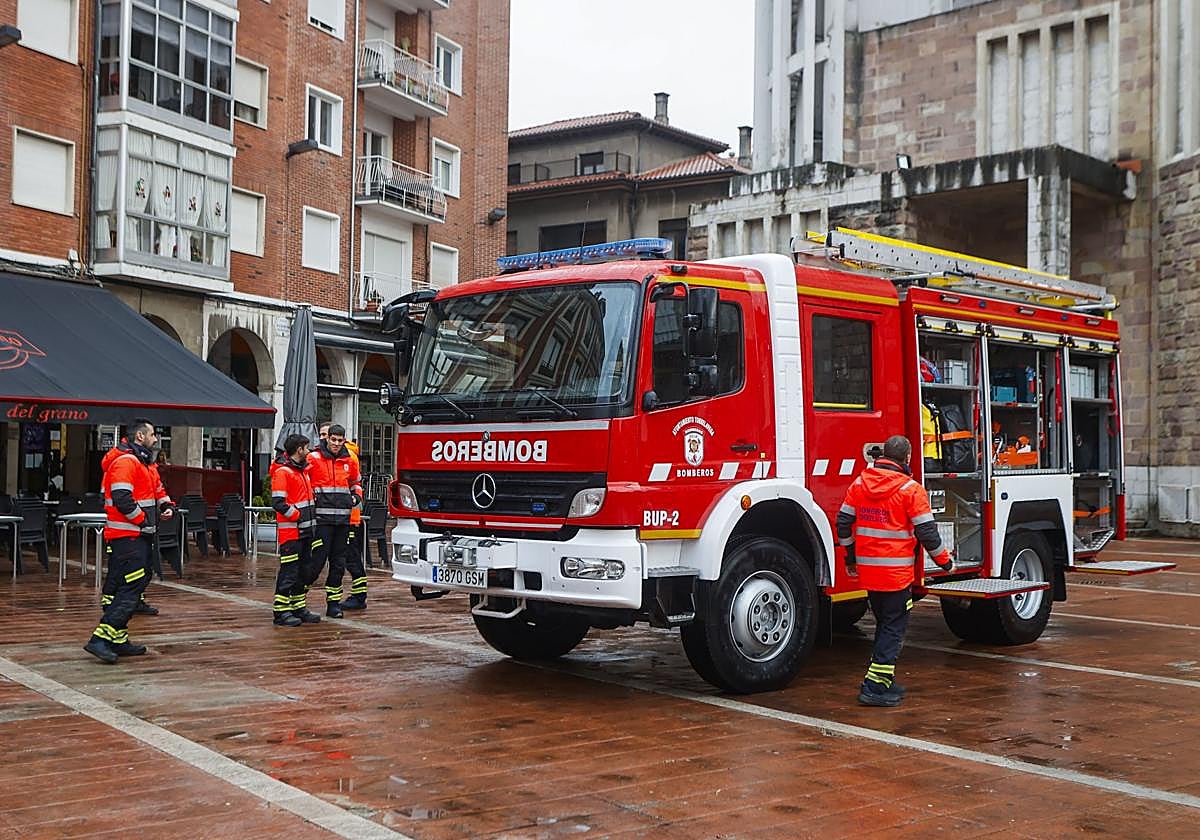 Los bomberos, durante la presentación de un nuevo camión en la plaza Baldomero Iglesias de Torrelavega.
