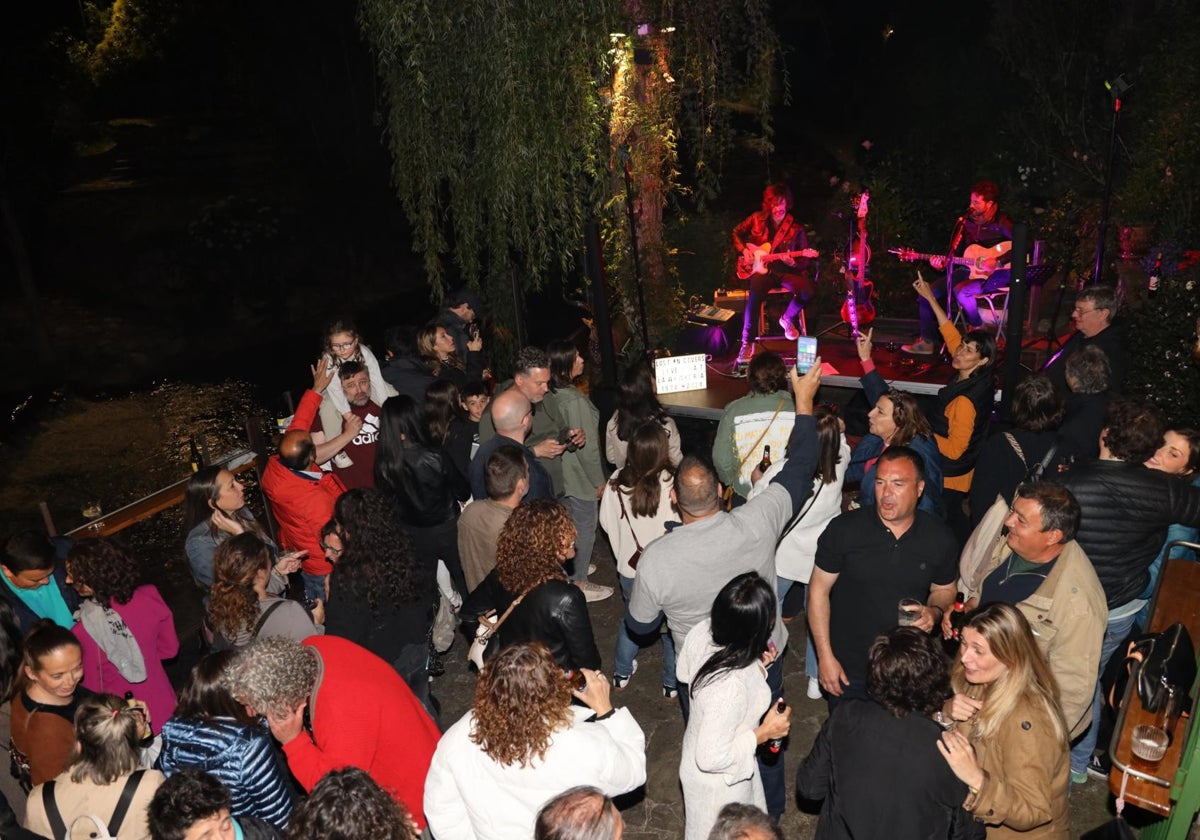 Gran número de personas asistieron a la fiesta en La Whiskería de Potes