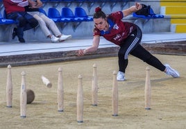 Iris Cagigas birla en el partido liguero de Atlético Deva ante Camargo