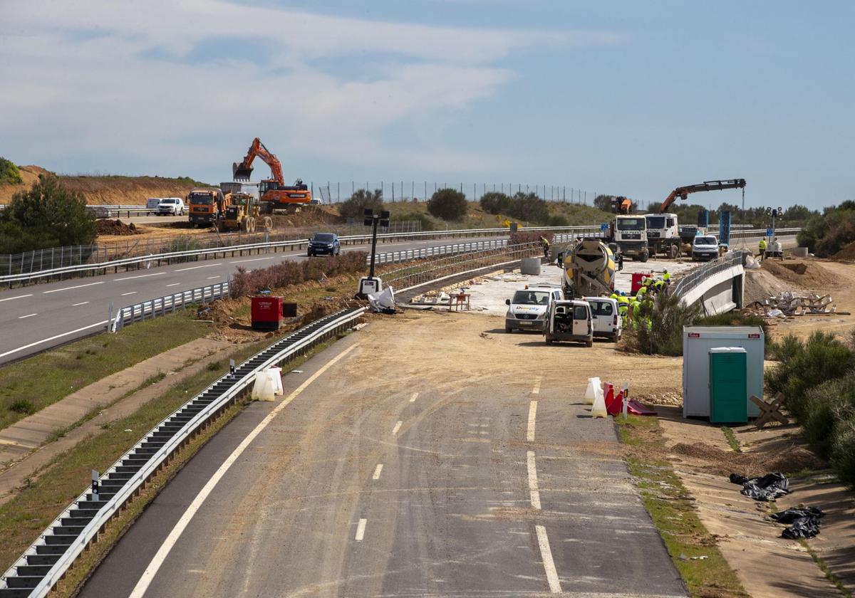 Obras del AVE Palencia-Aguilar de Campoo a la altura de Santillana de Campos, donde ahora finaliza el corte de tráfico.