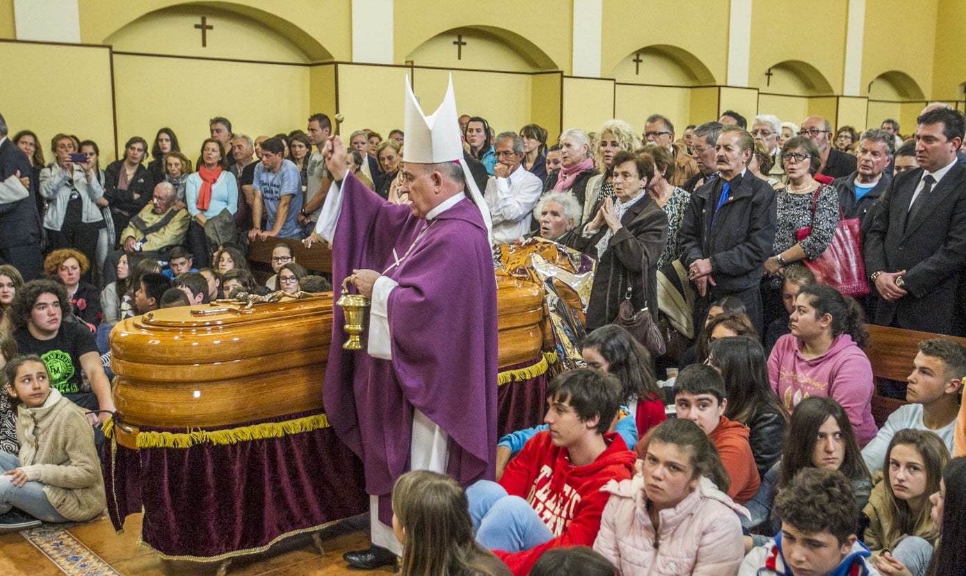 El obispo Vicente Jiménez bendice el féretro de Alberto Pico en una multitudinaria despedida al párroco. 