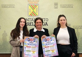 La edil de Cultura y Educación, Esther Vélez (en el centro), presenta el cartel de la iniciativa, este lunes, en Torrelavega.