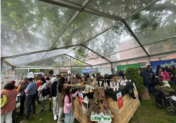 Interior del stand donde se celebró la feria en la localidad de Zalla