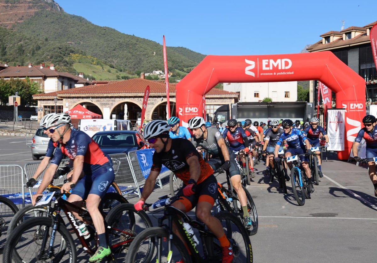 Salida de los corredores participantes en la Maratón BTT Valle de Liébana, desde el recinto ferial de Potes