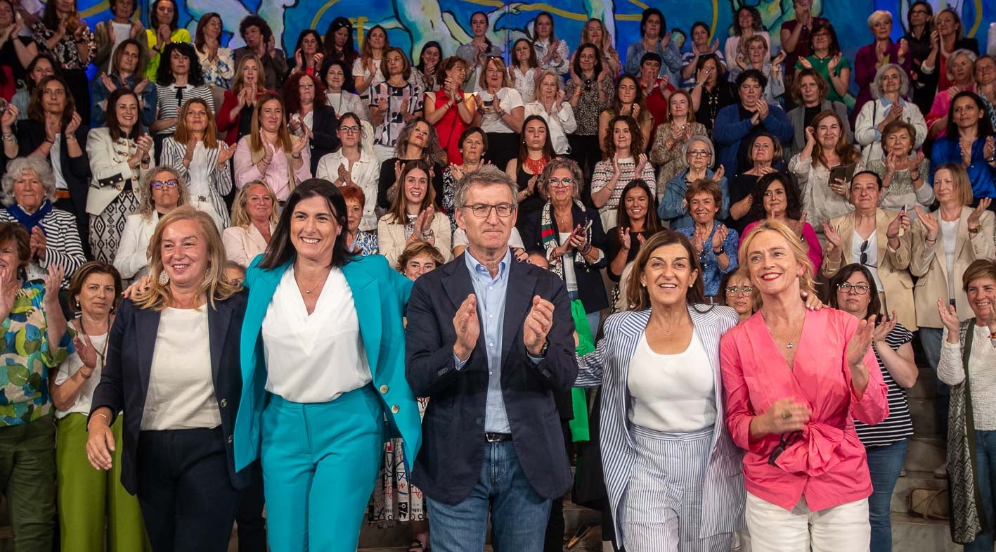 Feijóo cerró el encuentro acompañado por la presidenta cántabra y la alcaldesa de Santander, un acto en el que el protagonismo femenino fue constante. 