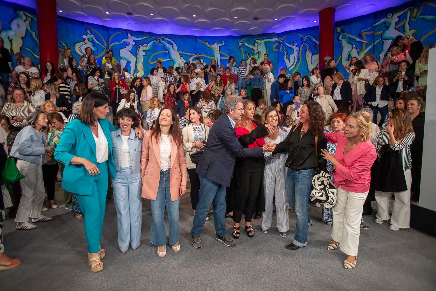 Feijóo saluda a las participantes en el coloquio moderado por María Luisa Peón. Gema Igual, alcaldesa de Santander, también participó e intervino en el acto.