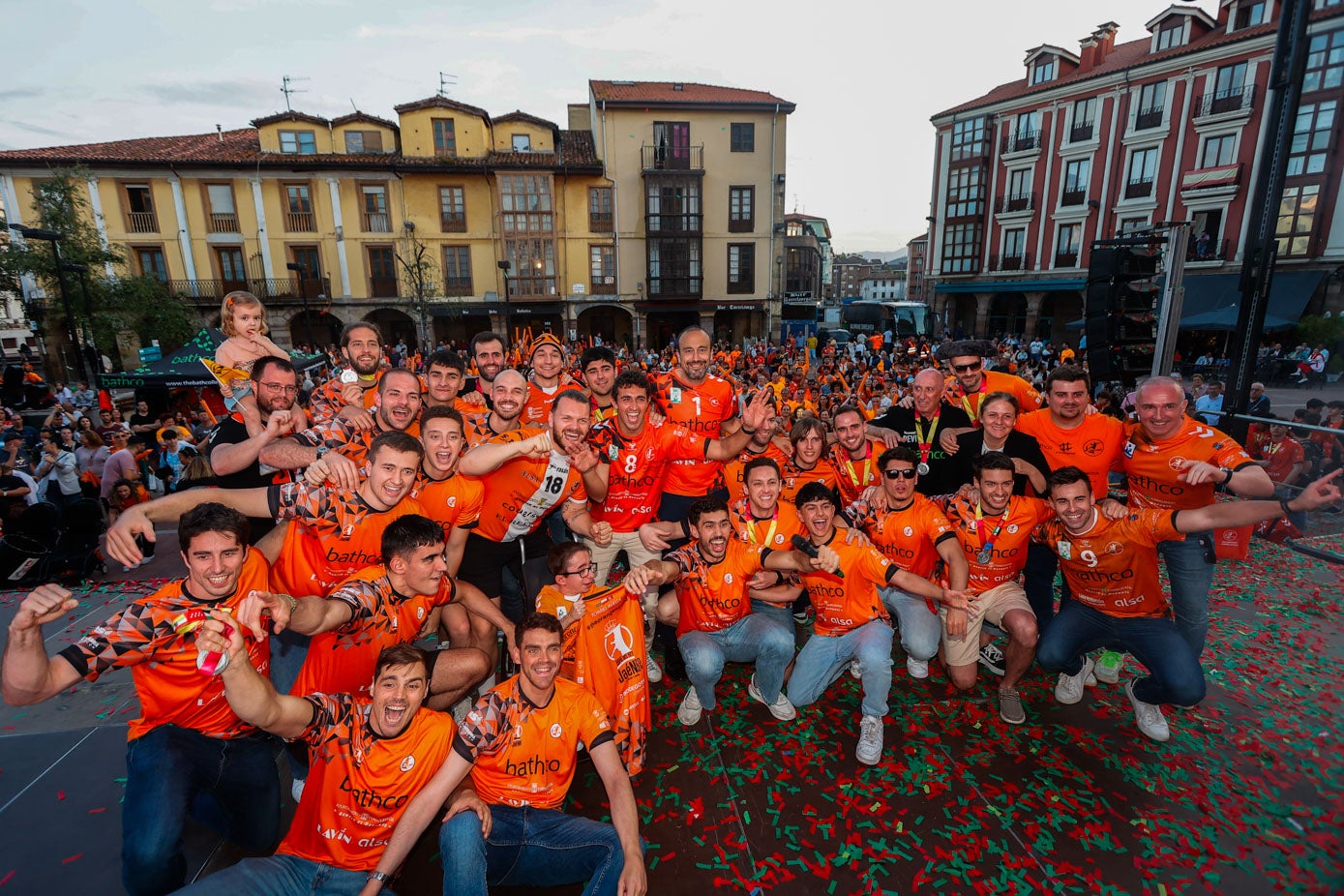 Los héroes de la Copa  hicieron corear a toda la plaza: "¡A Europa, oeeee!"