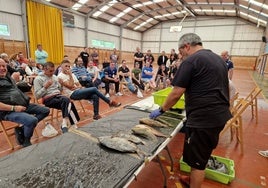 Momento en el que se subastó el pescado tras el campeonato.