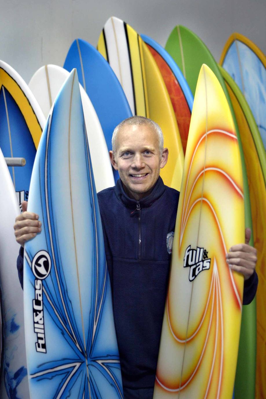 Hugo junto a las tablas personalizadas de su marca, en 2007.