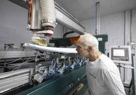 Hugo López-Asiaín supervisa el proceso de elaboración de una tabla