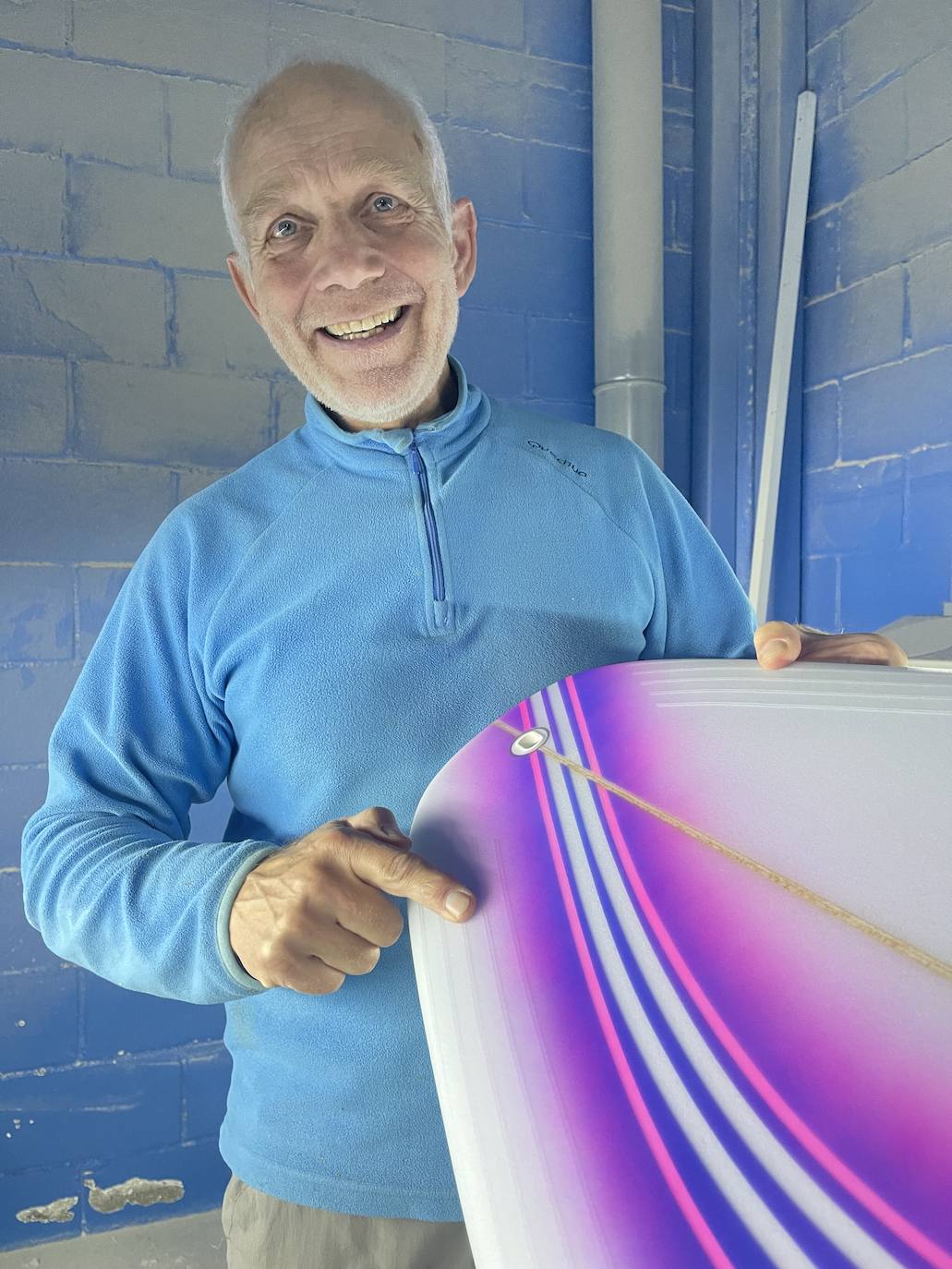 Hugo, sonriente, junto a una nueva tabla.