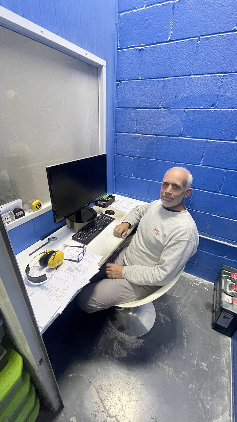 Hugo trabajando en el diseño de nuevos modelos de tablas personalizadas (2024).