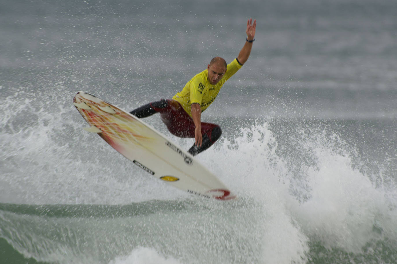 Pablo Gutiérrez, el surfista cántabro que se alzó campeón de Europa con una tabla de la marca cántabra de la que es asiduo y con la que colabora. 