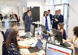 Imagen de archivo de Gema Igual, alcaldesa de Santander, visitando las oficinas de una empresa en la capital cántabra.