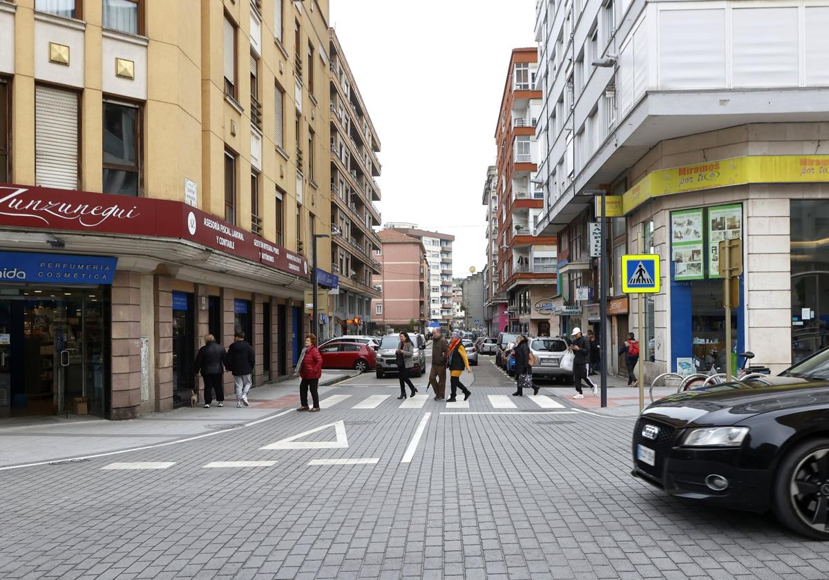 Un vehículo circula por la calle Julián Ceballos, en la confluencia de esta vía con Alonso Astúlez, en el centro de Torrelavega.