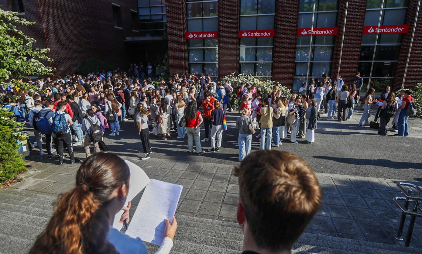 Los estudiantes aprovechan los últimos minutos antes de comenzar el examen para repasar algunos temas. 