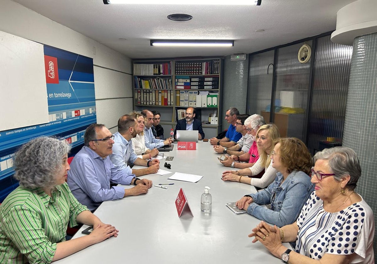 El líder del PSOE en Torrelavega, José Luis Urraca, al fondo en el centro, junto al resto de compañeros socialistas, este miércoles, durante la ejecutiva municipal del partido.