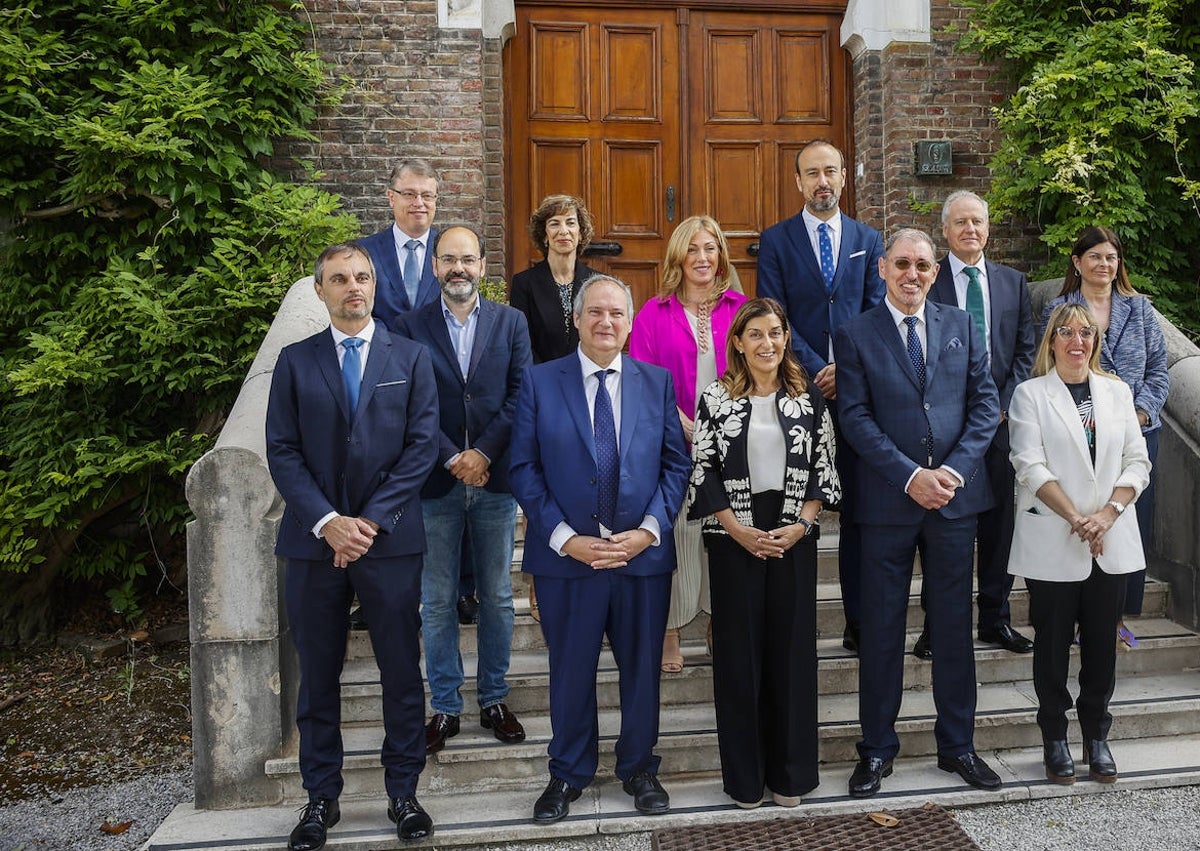 Imagen secundaria 1 - Imágenes del encuentro de autoridades y representantes involucradas en el proyecto a la entrada del complejo industrial y, después, en la reunión en los despachos.