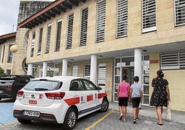 Pacientes acceden al servicio de urgencias de Laredo.