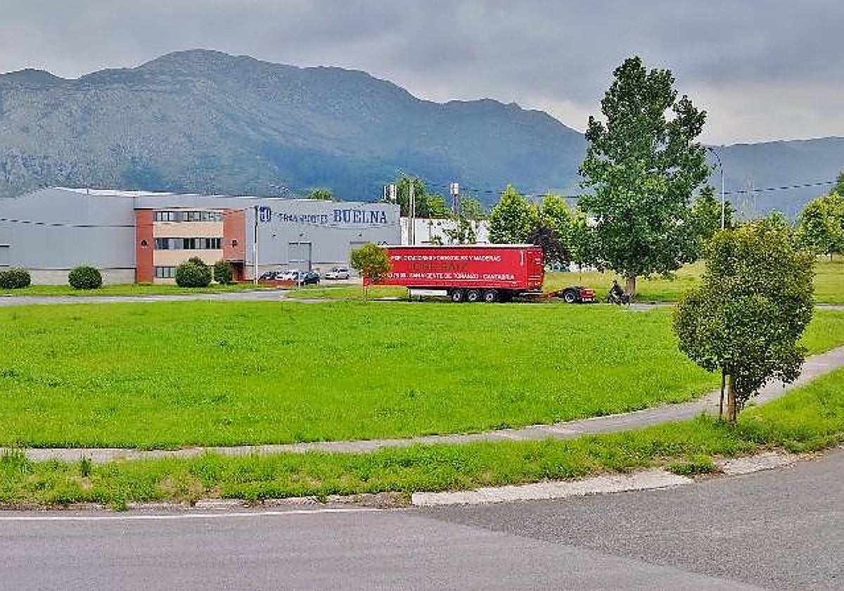 Los Corrales proyecta construir un gran aparcamiento para camiones en el polígono de Barros.