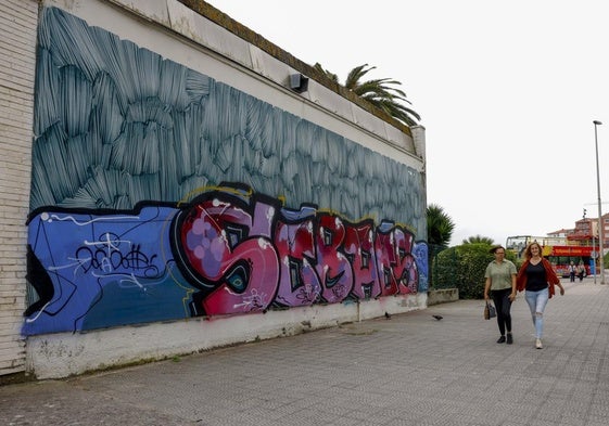 Vista actual del muro, anexo a la Escuela Náutico Pesquera. El grafiti pintado sobre la intervención ha destrozado la superficie original.