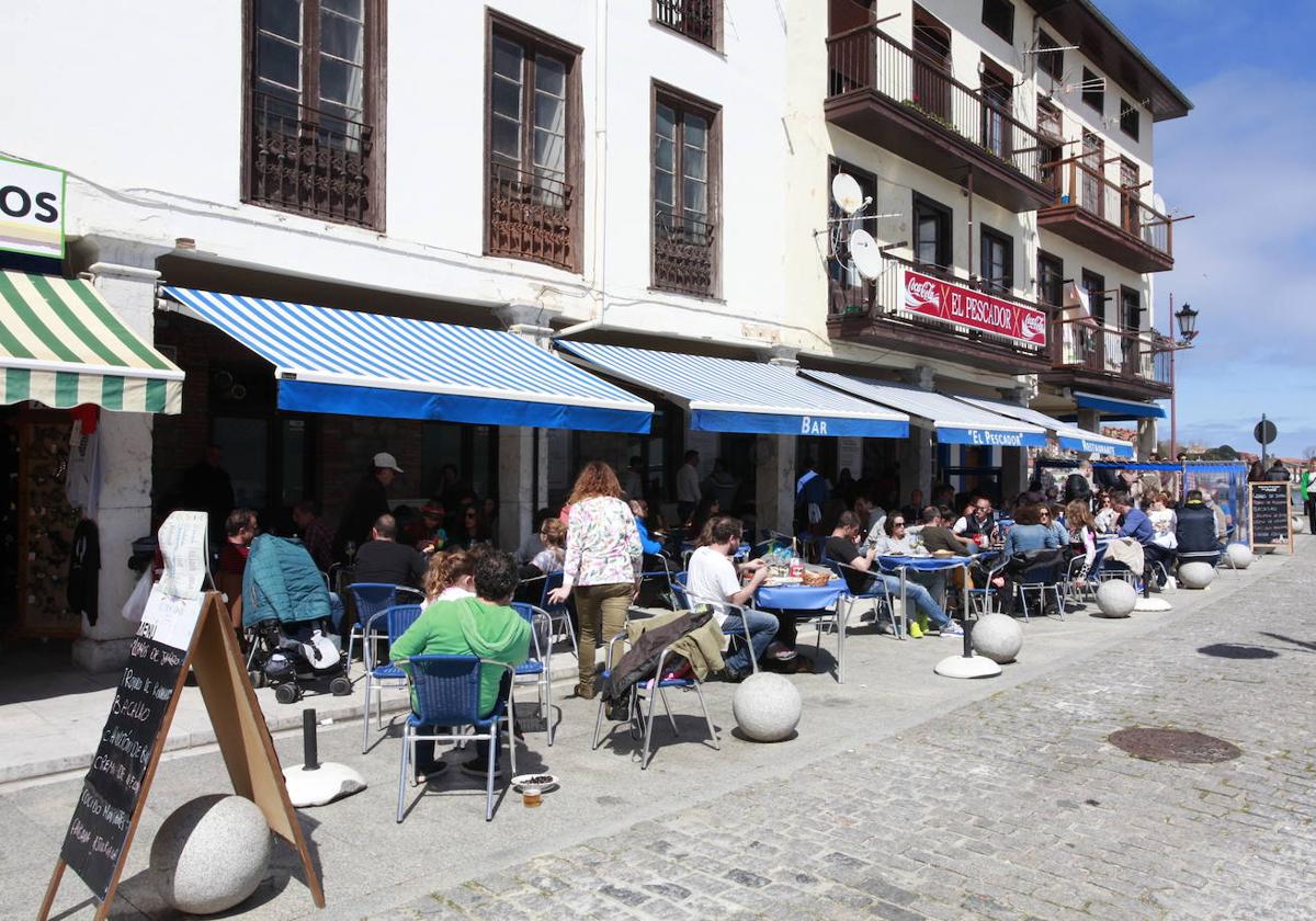 Una terraza de una céntrica calle en San Vicente de la Barquera.