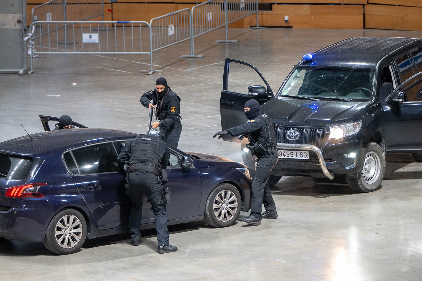 Simulacro de actuación para la detención de una banda armada peligrosa y se hizo la persecución en vehículos. 