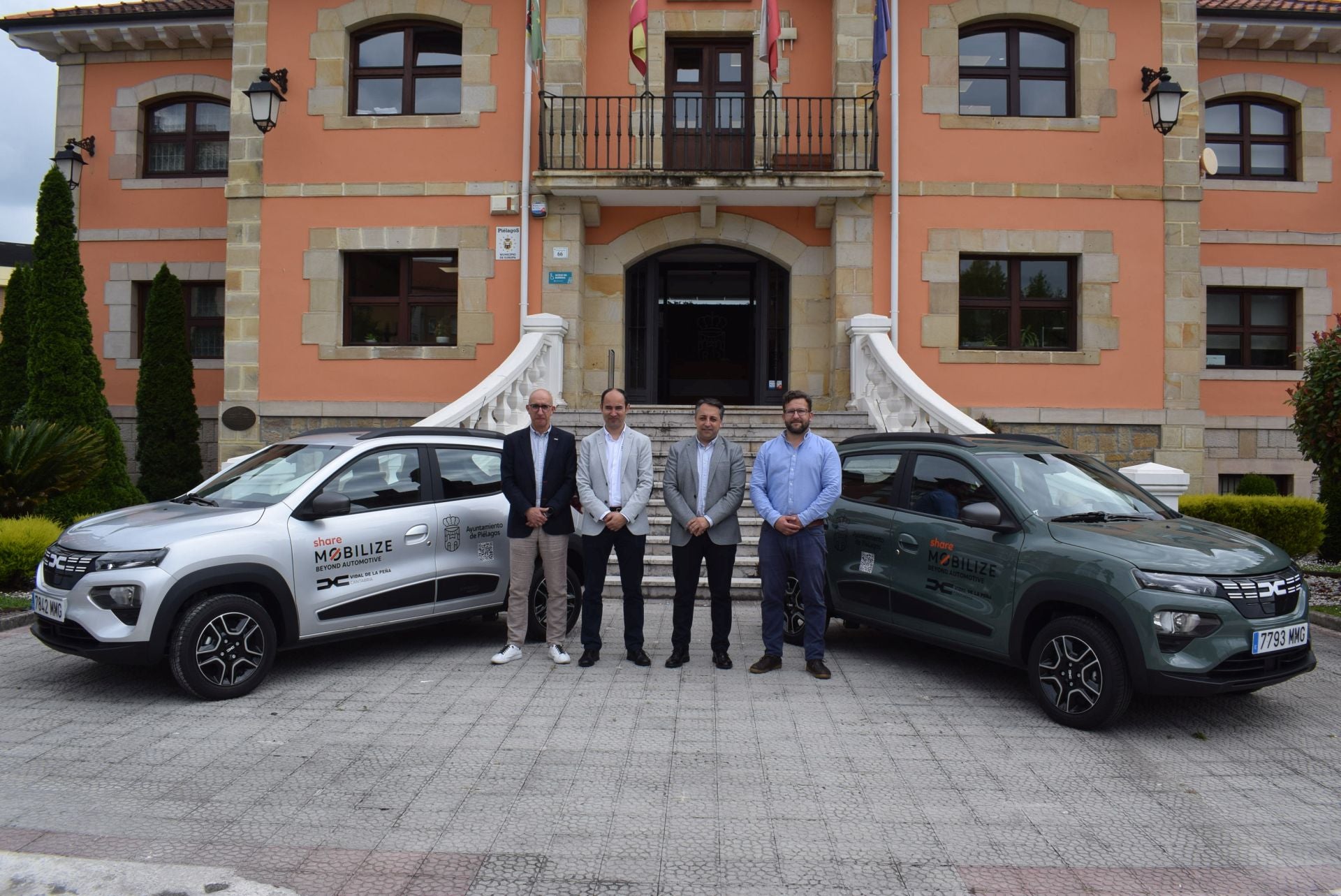 José Luis Alemán, business manager de Dacia España y Carlos Raba, CEO del Grupo Vidal de la Peña, Carlos Caramés, alcalde del municipio y César Blanco, concejal de Movilidad y Eficiencia Energética.