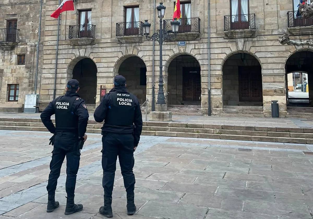 Dos agentes frente al Ayuntamiento de Reinosa.