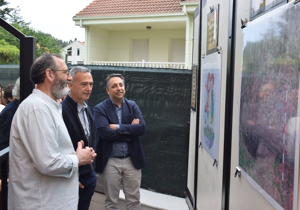 El alcalde, Carlos Caramés, visitó la exposición conmemorativa del 20 aniversario de la Cueva de Las Penas en la Casa Vieja de Mortera.