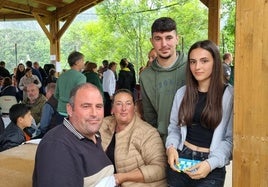 Cientos de personas participaron en la fiesta popular solidaria para ayudar a Rafael Fernández y Reyes Trueba en la reconstrucción de su vivienda