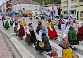 Un momento del desfile de una de las muchas agrupaciones folclóricas que participan en la fiesta.