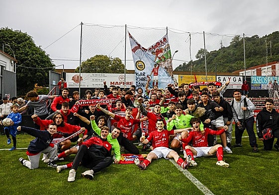 El Laredo celebra su victoria ante el Torina.
