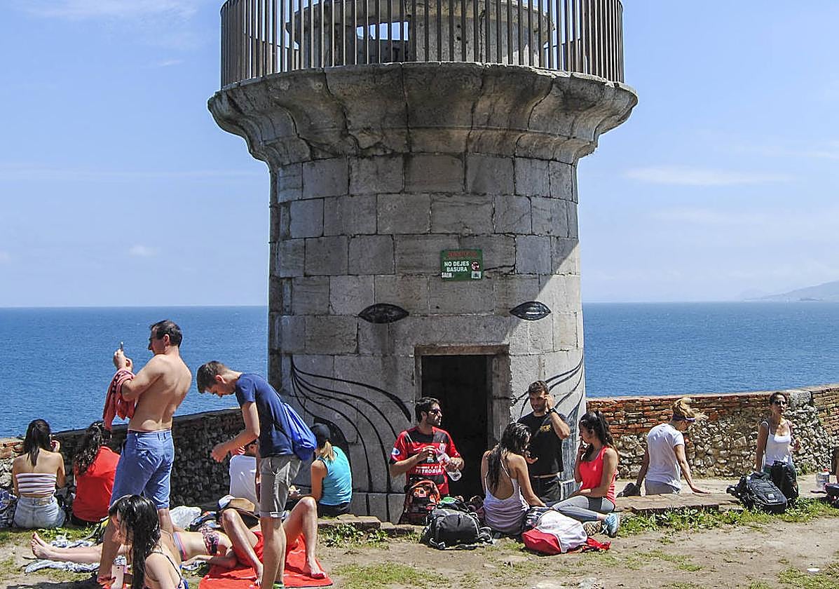 El Faro del Caballo recibe miles de visitantes durante los meses de verano.