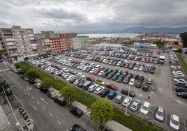 Aparcamiento de la calle Alta de Santander, en el terreno de la antigua Prisión Provincial, donde se van a construir viviendas.