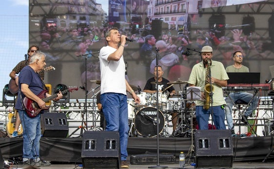 Danza Invisible, liderado por Javier Ojeda, durante las pruebas de sonido del concierto de Torremolinos.