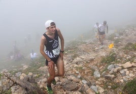 Varios participantes, entre la niebla camino de la meta.