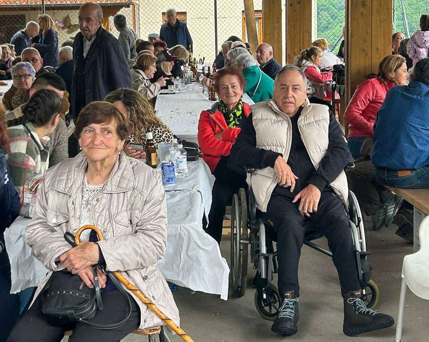 Algunos de los vecinos asistentes a la comida en ayuda de la familia afectada por el incendio