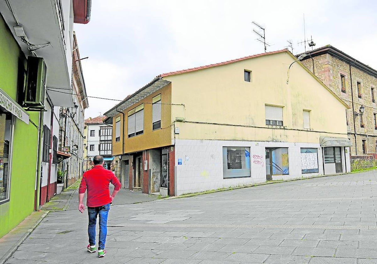 La construcción que se pretende reformar para adherirla a las dependencias municipales del edificio principal.