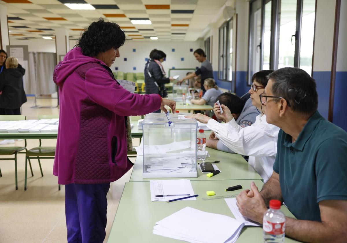 Una mujer ejerce su derecho al voto en un colegio electoral cántabro.