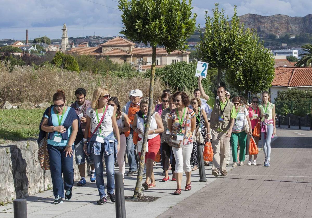 Turismo anuncia una nueva convocatoria de exámenes para obtener el carné oficial de guía en Cantabria